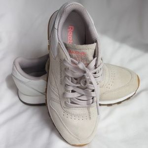 Reebok Classic Sneakers (Beige & White) size 6